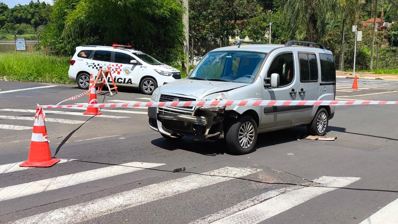 Foto 2 de 5 — VÍDEO: Motorista flagra acidente grave entre dois carros na Napoleão Selmi Dei